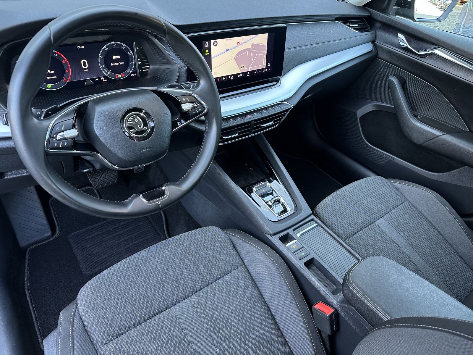 Fahrzeugabbildung SKODA Octavia Combi 2.0 TDI DSG NAV+LED+AHK+V-COCKPIT