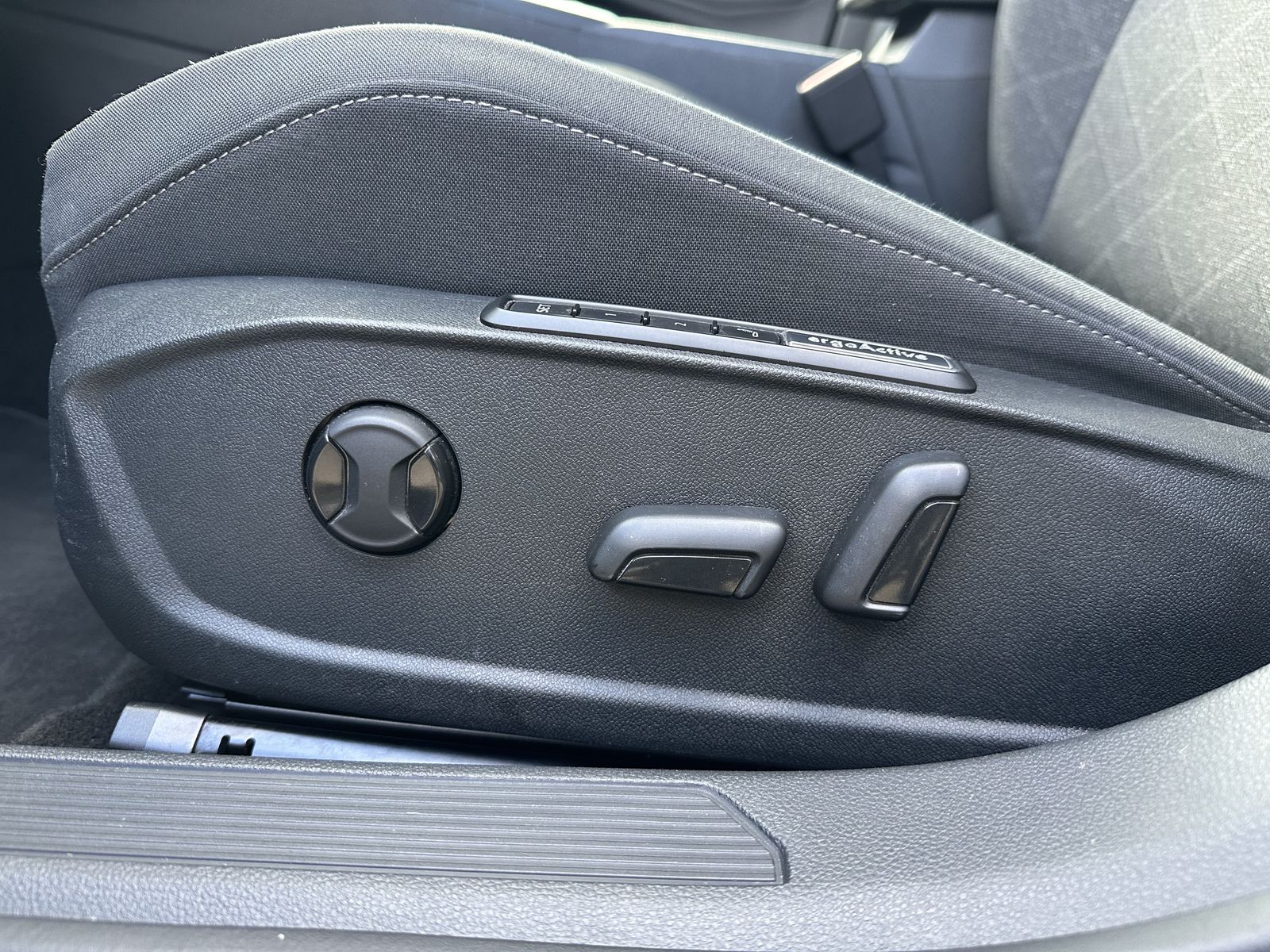 Fahrzeugabbildung Volkswagen Golf Variant 2.0 TDI DSG Life NAV+LED+ACC+STHZG