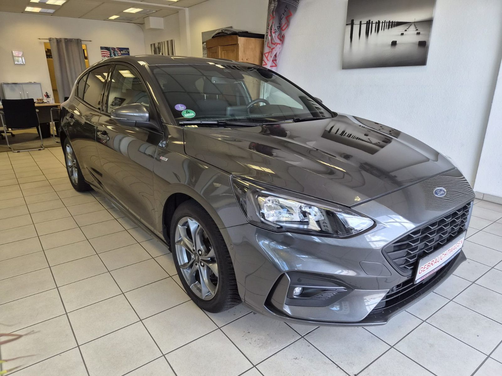 Fahrzeugabbildung Ford Focus Lim. ST-Line / NAVI / KAMERA /1. Hand
