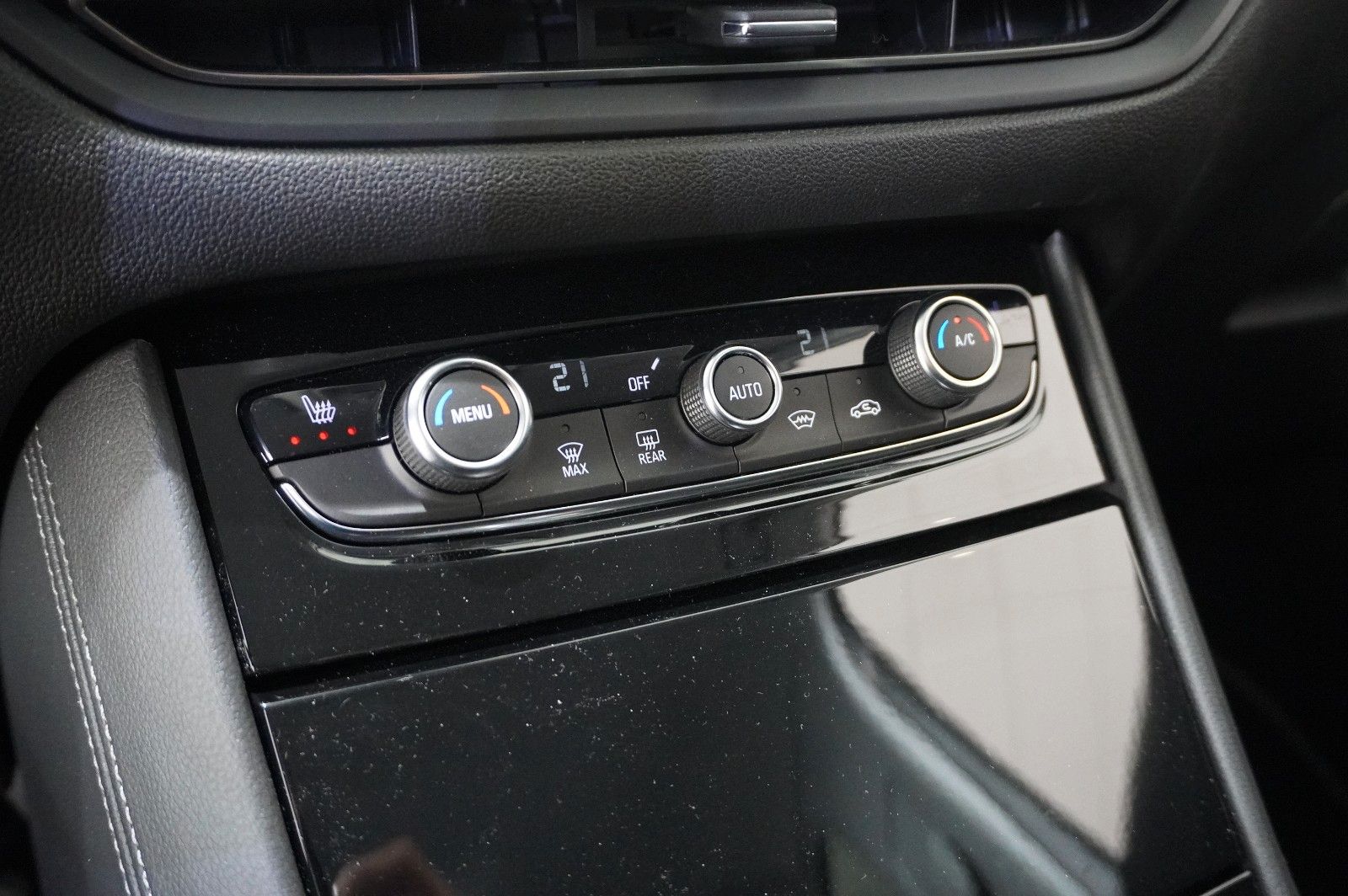 Fahrzeugabbildung Opel Grandland (X) 1.6T GSe 4HYBRID NAVI/LED/KAMERA