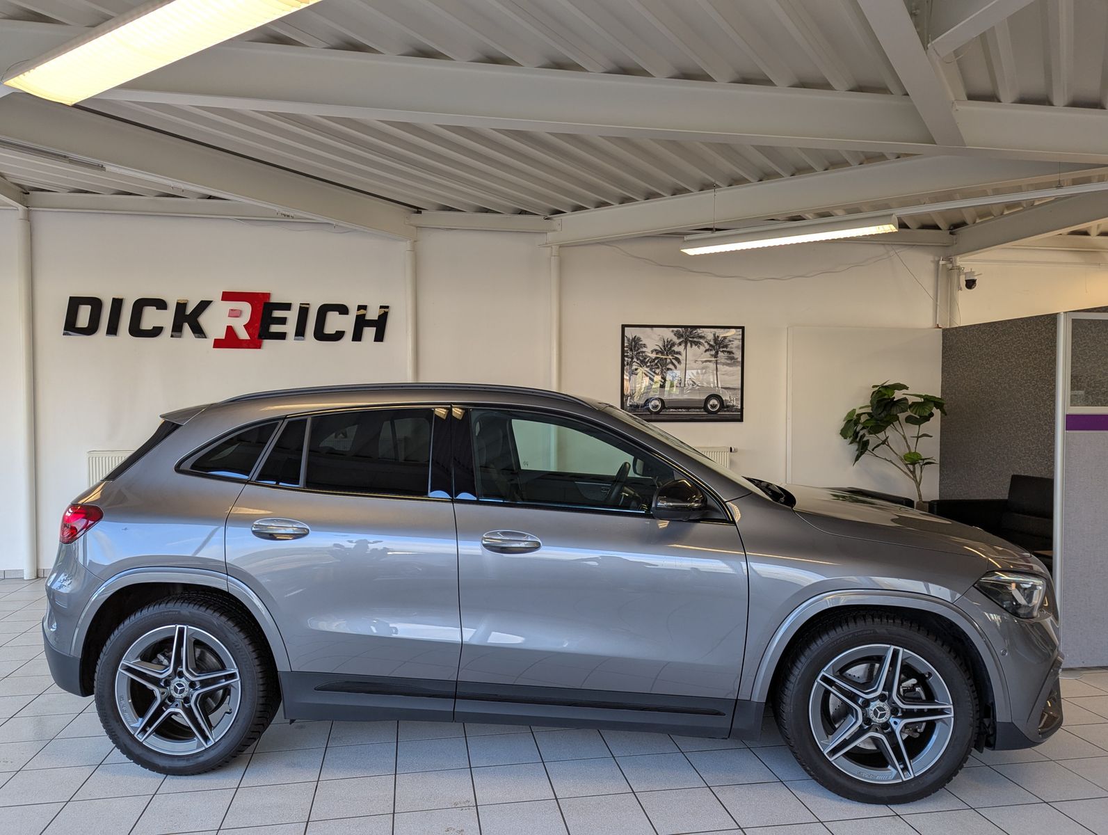 MERCEDES-BENZ GLA 200 AMG Multib. Distronic MBUX Pano AHK 360° - Image 8