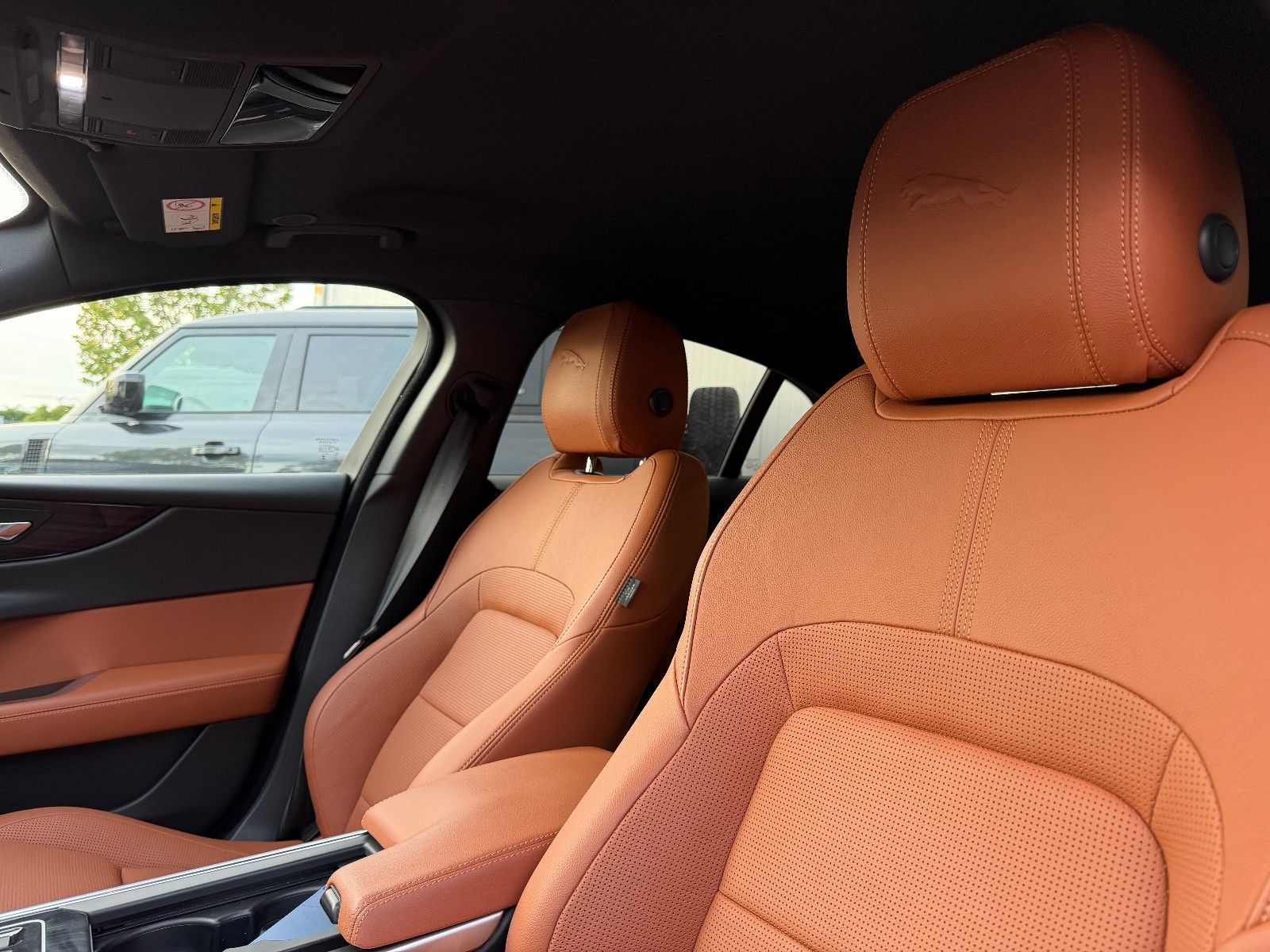 Fahrzeugabbildung Jaguar XE R-Dynamic Black/360°/NAVI/APPLE/SOUND/SHZ