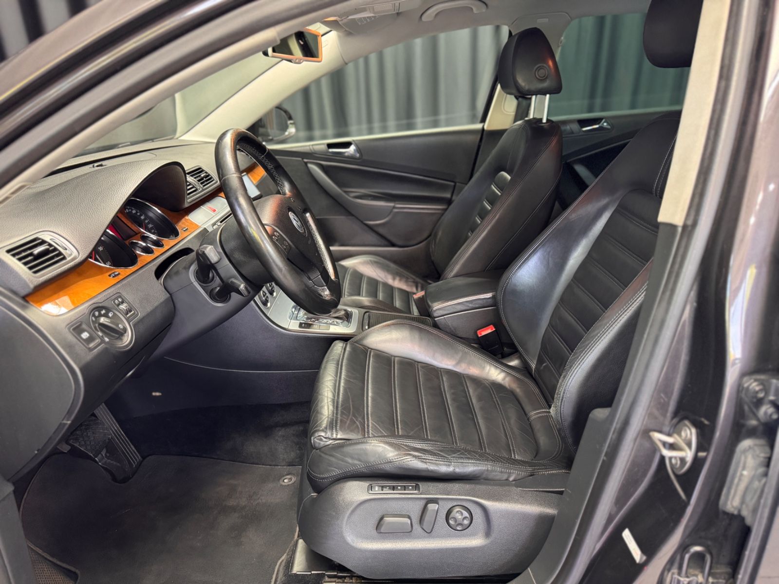 Fahrzeugabbildung Volkswagen Passat Variant Highline|DSG|NAVI|LEDER|TÜV 12/25