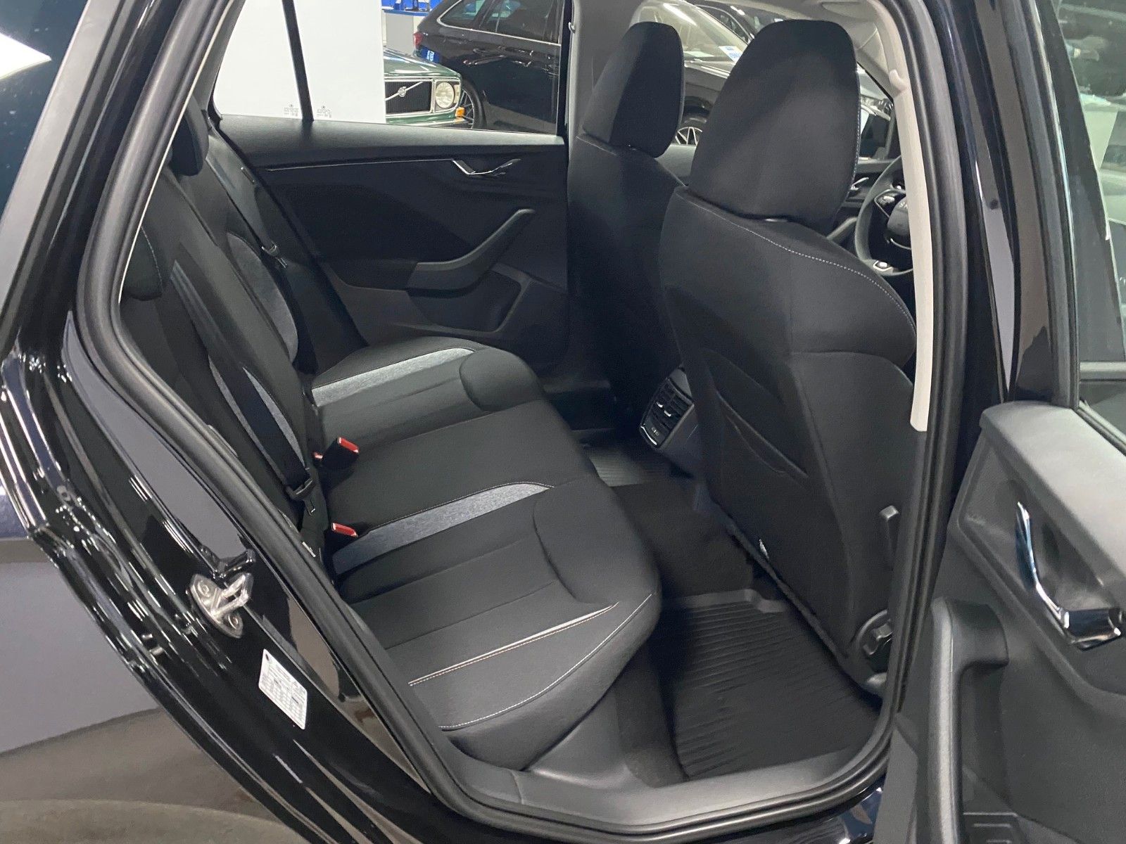 Fahrzeugabbildung SKODA Kamiq 1.0 TSI DSG Selection+KAMERA+PDC+16"Alu+BC