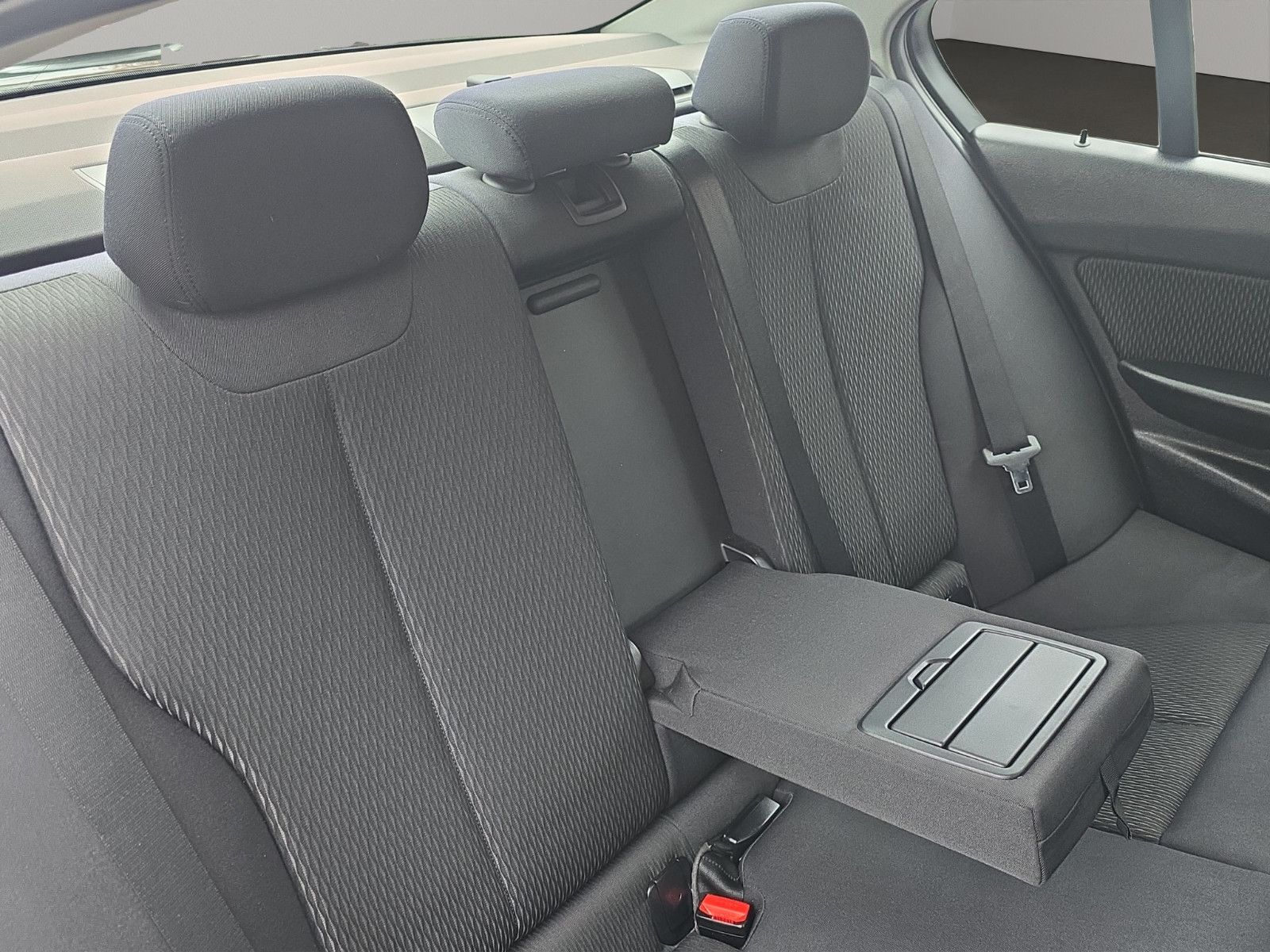 Fahrzeugabbildung BMW 320 i+NAVI BUSINES+PDC+SHZ