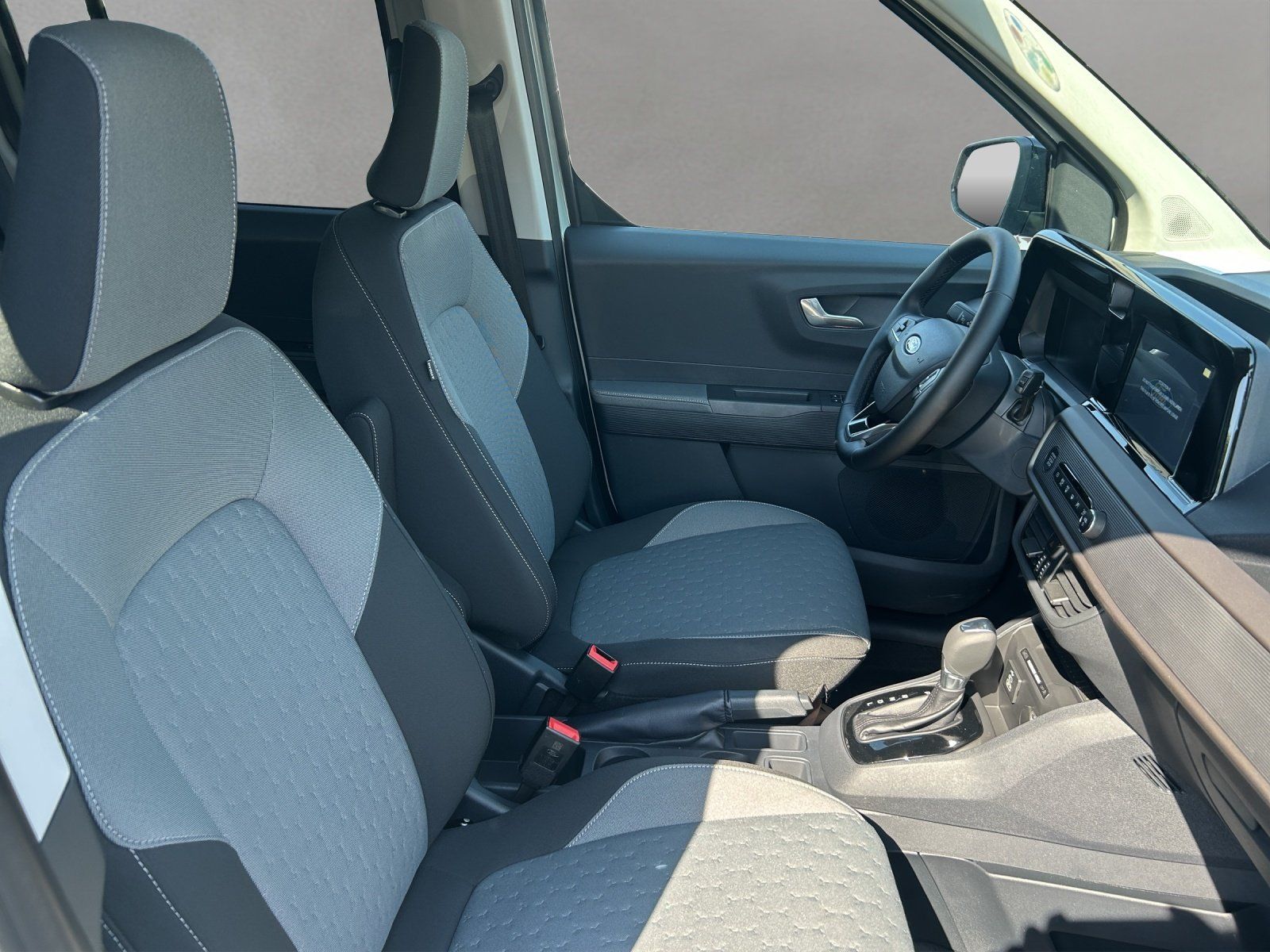 Fahrzeugabbildung Ford Tourneo Courier Titanium Automatik