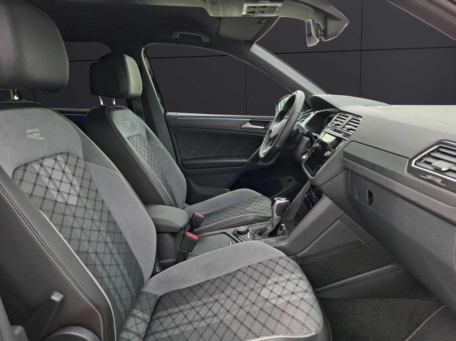 Fahrzeugabbildung Volkswagen Tiguan TDI R-Line DSG 4M Matrix AHK Navi AID ACC