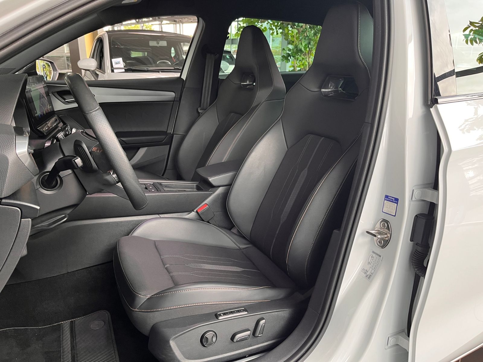 Fahrzeugabbildung CUPRA Leon Sportstourer VZ e-Hybrid RFK SHZ NAV