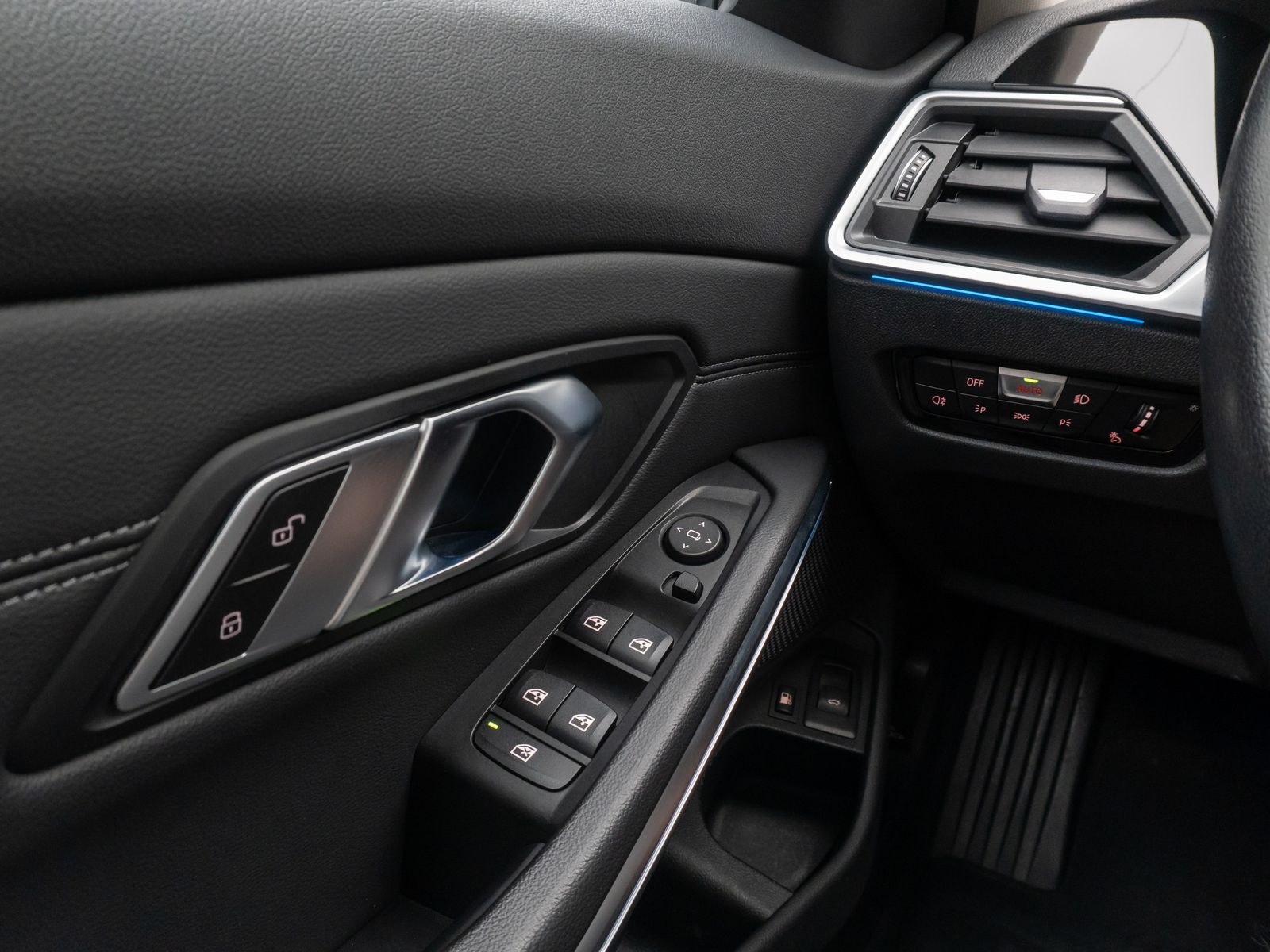 Fahrzeugabbildung BMW 330e xD Sport Line DAB Kamera AHK Alarm 18Zoll