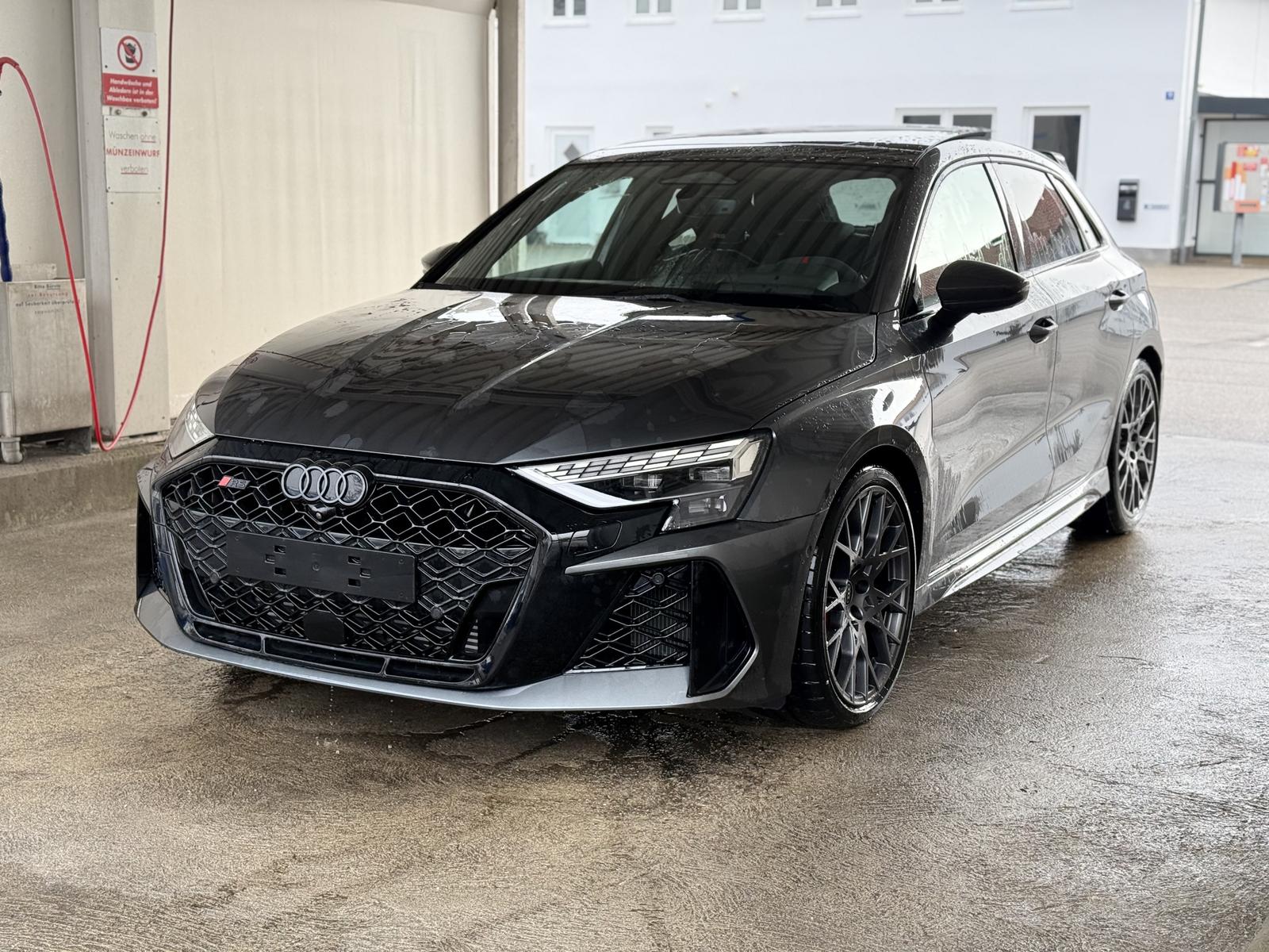 Audi RS3 SPORTBACK*KERAMIK*SPOILER*SCHALE*HEADUP*PANO