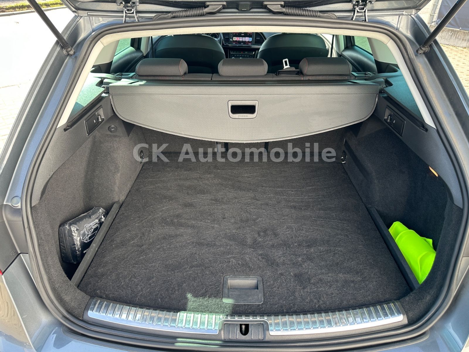 Fahrzeugabbildung SEAT Leon ST 1.5 TSI FR/Navi/Klima/LED/Tempomat/PDC