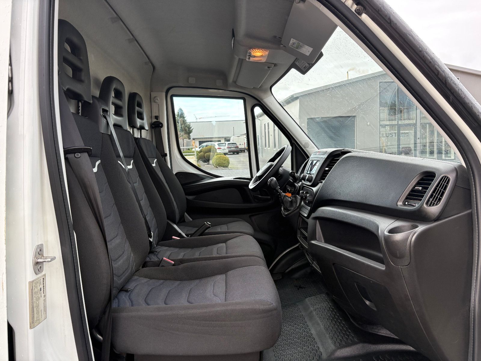 Fahrzeugabbildung Iveco Daily Kasten HKa 35 S ... V Radstand 3520 L/3-SI