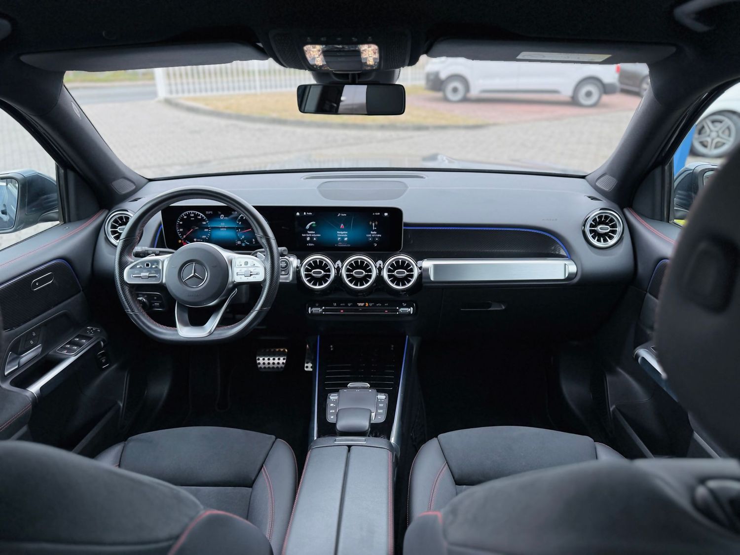 Fahrzeugabbildung Mercedes-Benz GLB 250 4M AMG, Autom., Multibeam, PTS, RFK, Nav