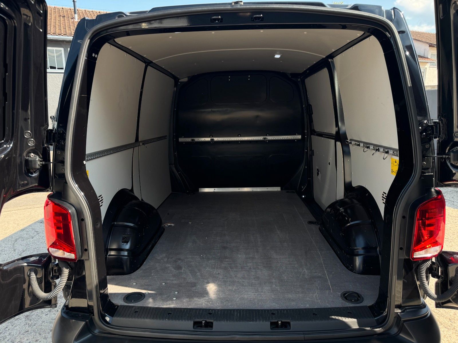 Fahrzeugabbildung Volkswagen T6.1 Transporter Kurz 2.0 TDI DSG CarPlay Navi
