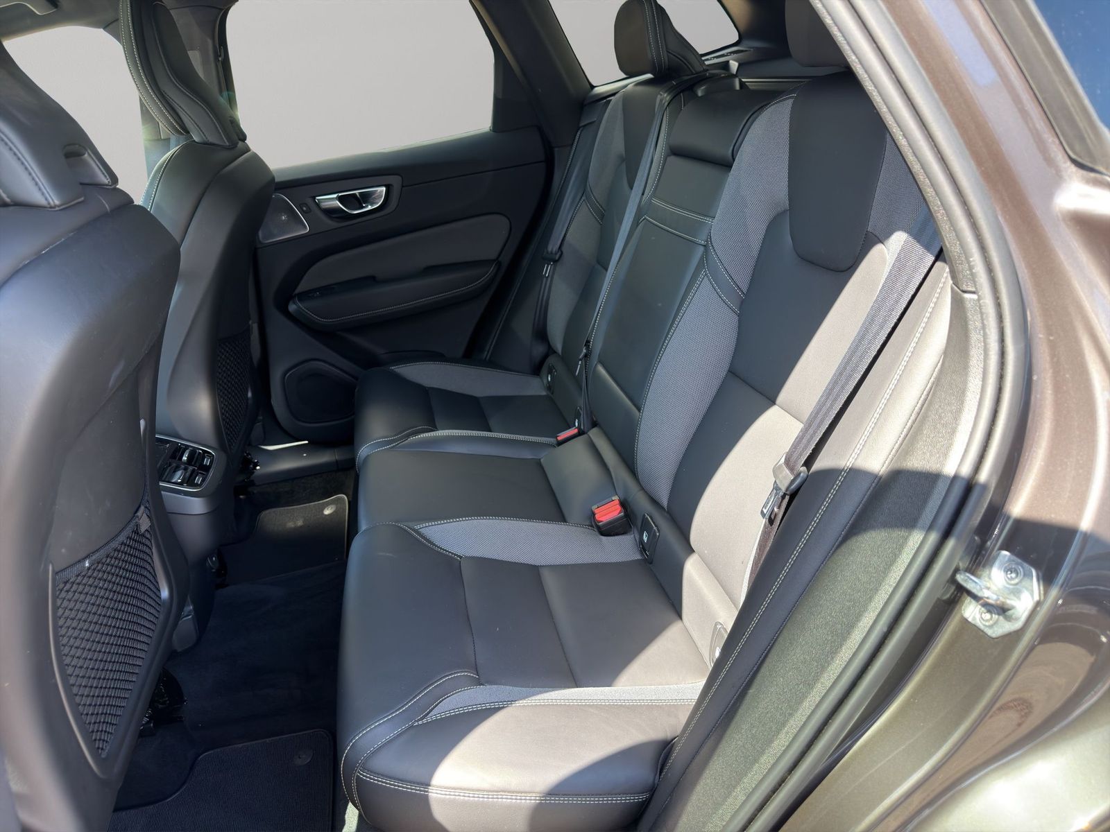 Volvo XC60 B5 AWD Diesel R-Design+Luft+BowersW+AHZV+ foto 9