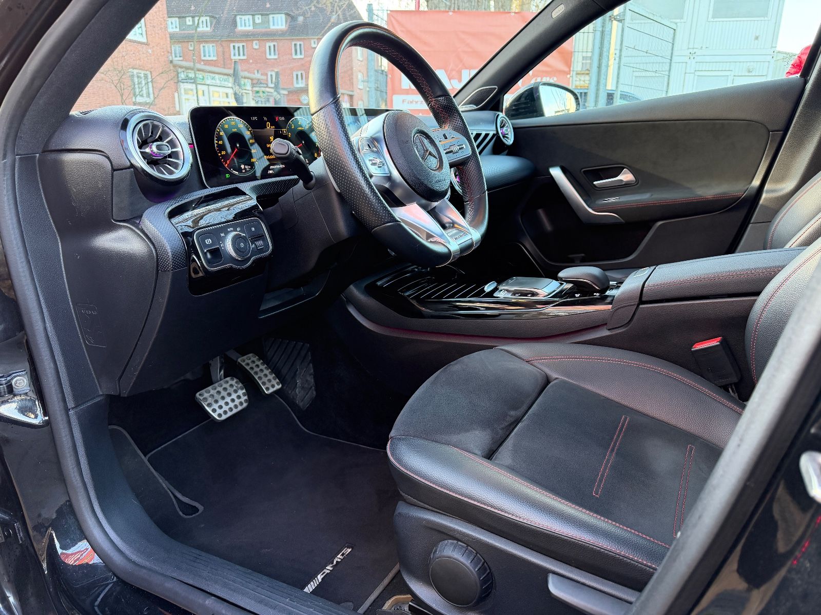 Fahrzeugabbildung Mercedes-Benz A 35 AMG 4Matic*BURMESTER*PANO*LED*ALCANTARA*19"