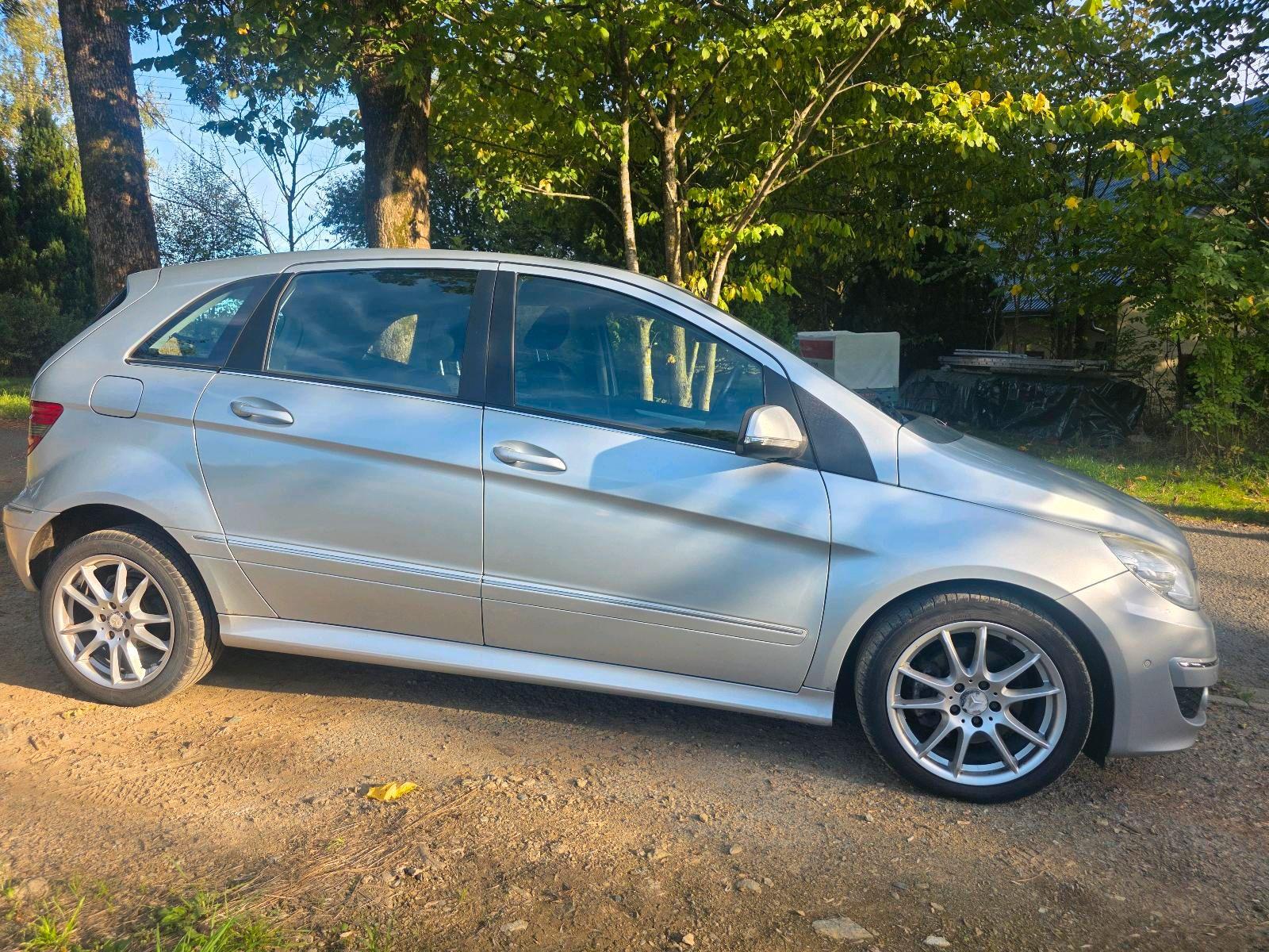 Mercedes-Benz B 180