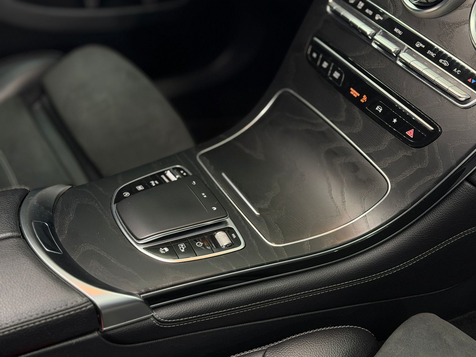 Fahrzeugabbildung Mercedes-Benz GLC 300 d Coupe 4Matic |AMG-LINE|AHK|PANO|LED