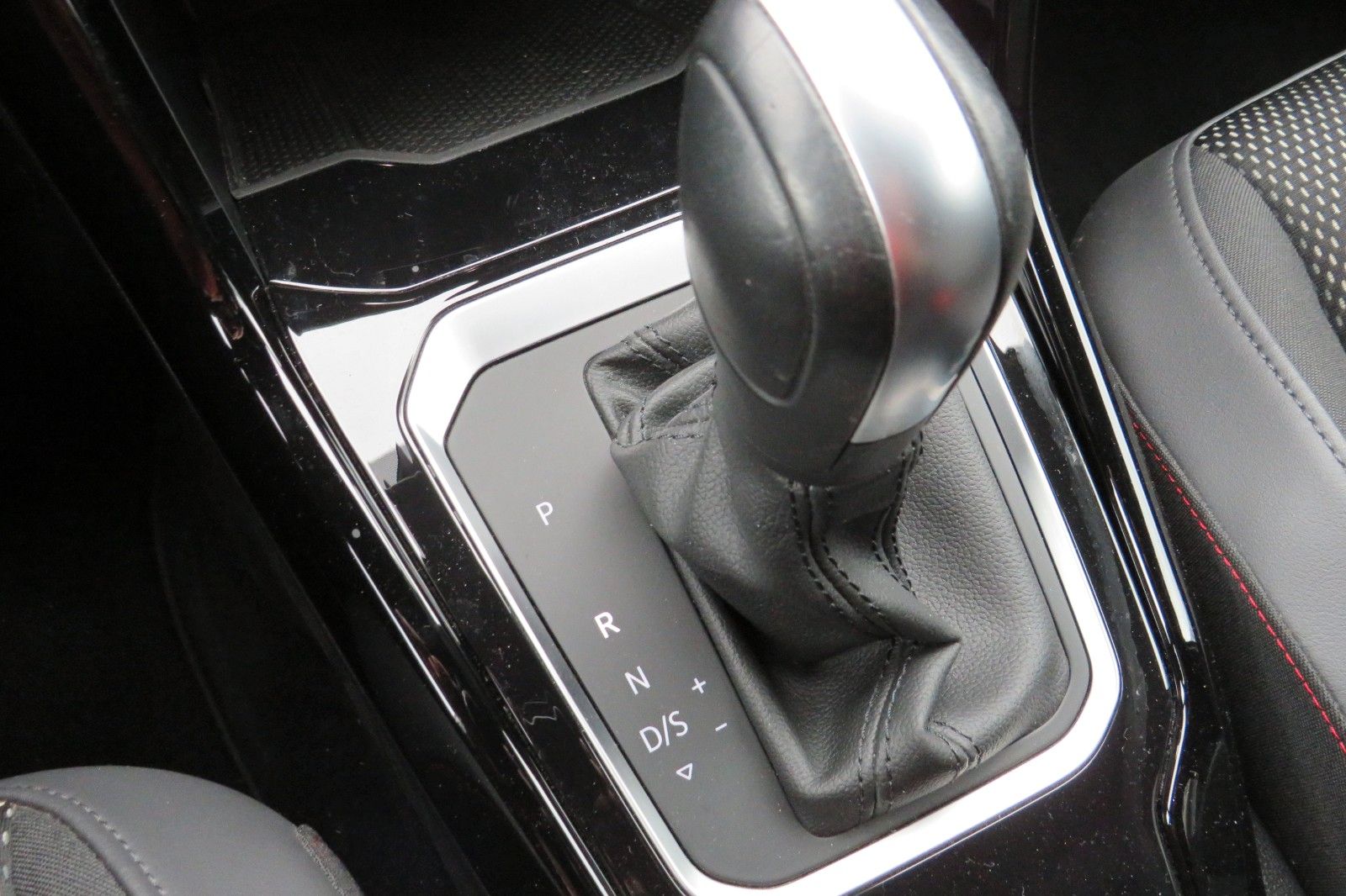 Fahrzeugabbildung Volkswagen T-Roc Sport DSG NAVI 18`SITZH. PDC DIGITAL-COCKP