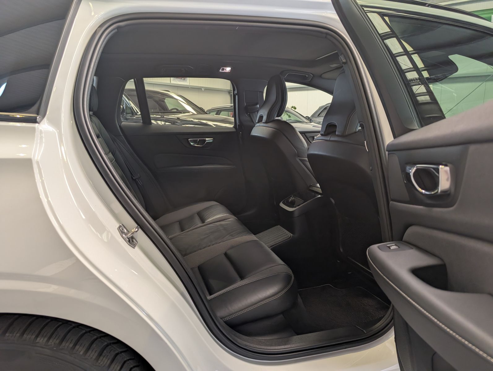Fahrzeugabbildung Volvo V60 T8 R-Design AWD H/K Cam HUD StHz Pano AHK