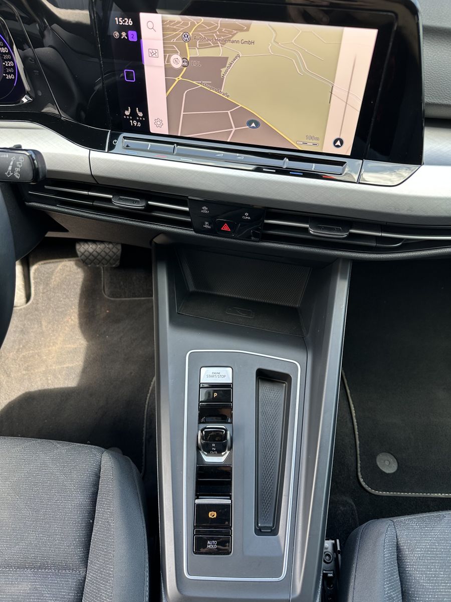 Fahrzeugabbildung Volkswagen Golf VIII 2.0 TDI DSG Life NAV+LED+ACC+17ZOLL+PP
