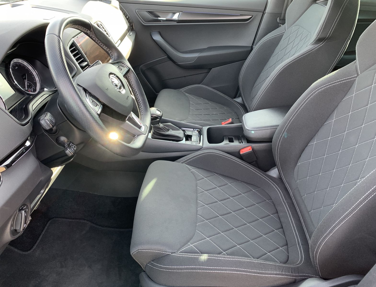 Fahrzeugabbildung SKODA Karoq 2.0 TSI*Sportline*4x4*AHK*Pano*LED*Cam*