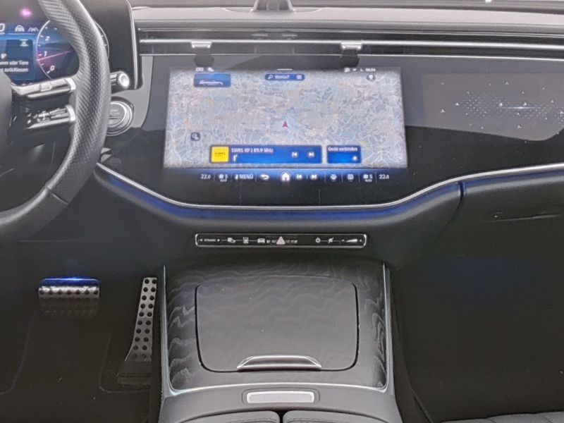 Fahrzeugabbildung Mercedes-Benz E 450 4M T AMG AHK Pano Superscreen Sitzklima