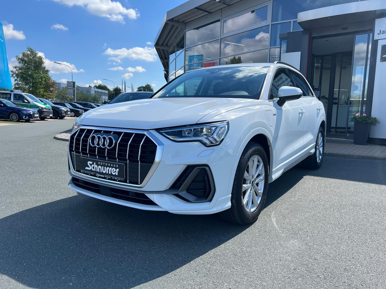 Audi Q3 45 TFSIe S-line + Navi + AHK + SHZ + LED