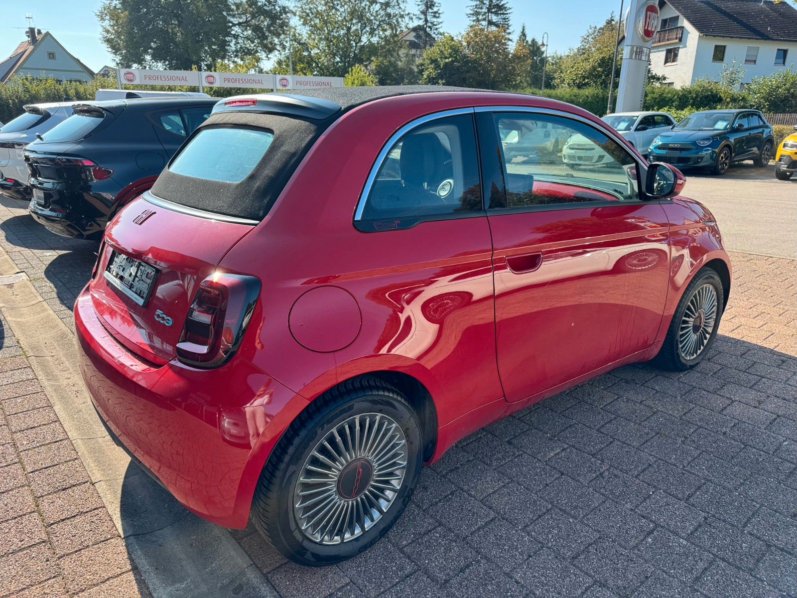 Fahrzeugabbildung Fiat Neuer 500 Cabrio (RED) 118PS KAMERA NAVI SITZHEI