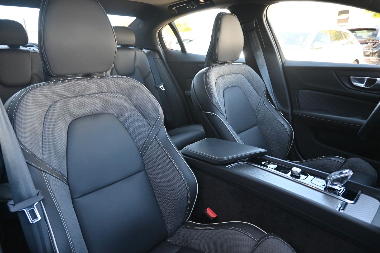 Fahrzeugabbildung Volvo S60 B4 Plus Dark*LED*PANO*STHZ*H&K*360*QI*19"