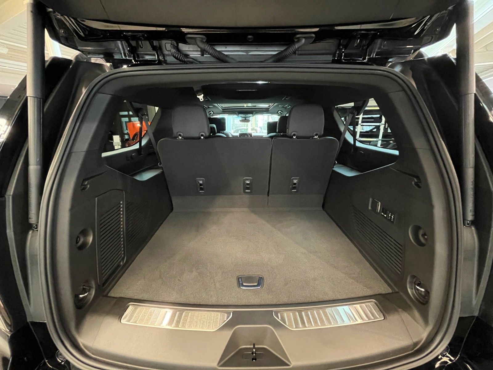 Fahrzeugabbildung Chevrolet Suburban High Country 6.2 *AHK*Pano*360°