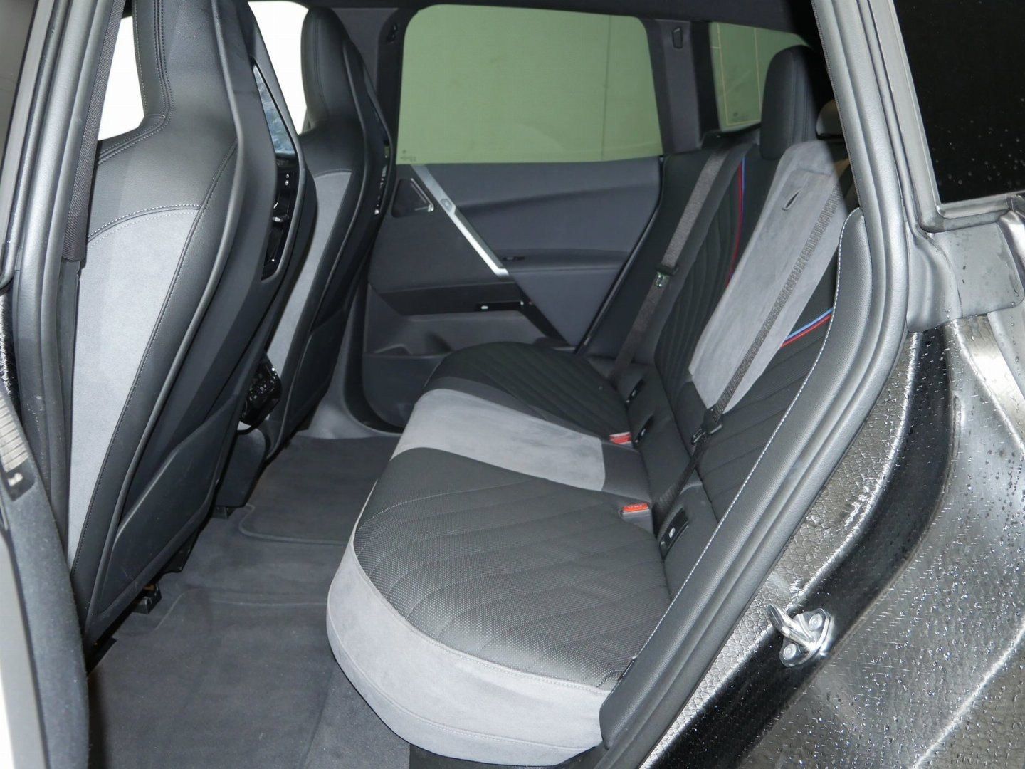 Fahrzeugeinzelansicht 11 Fahrzeugabbildung BMW iX xDrive60 M Sportpaket B&W Surround DAB LED Ak