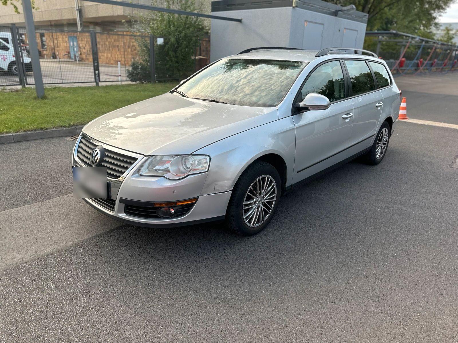 Volkswagen Passat 2009 — rear view