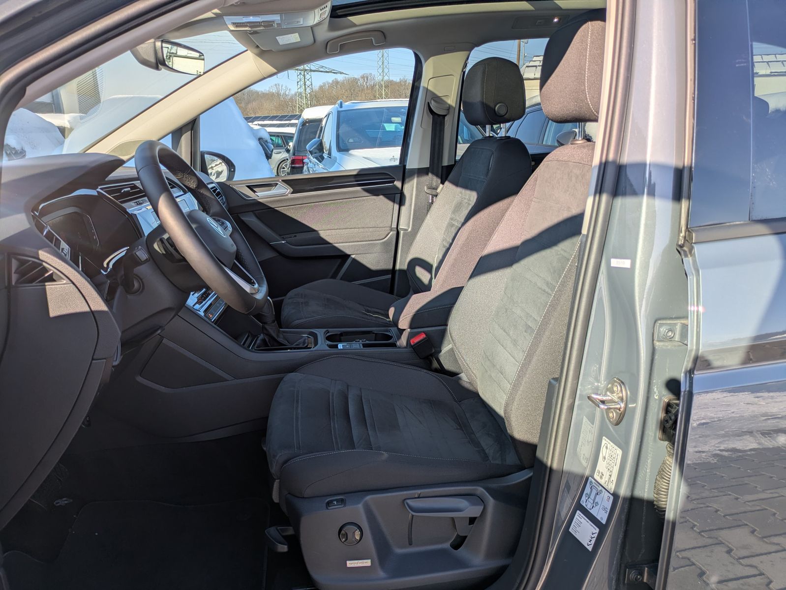 Fahrzeugabbildung Volkswagen Touran 2.0 DSG R-Line High BLACK Pano 7Si IQ AHK