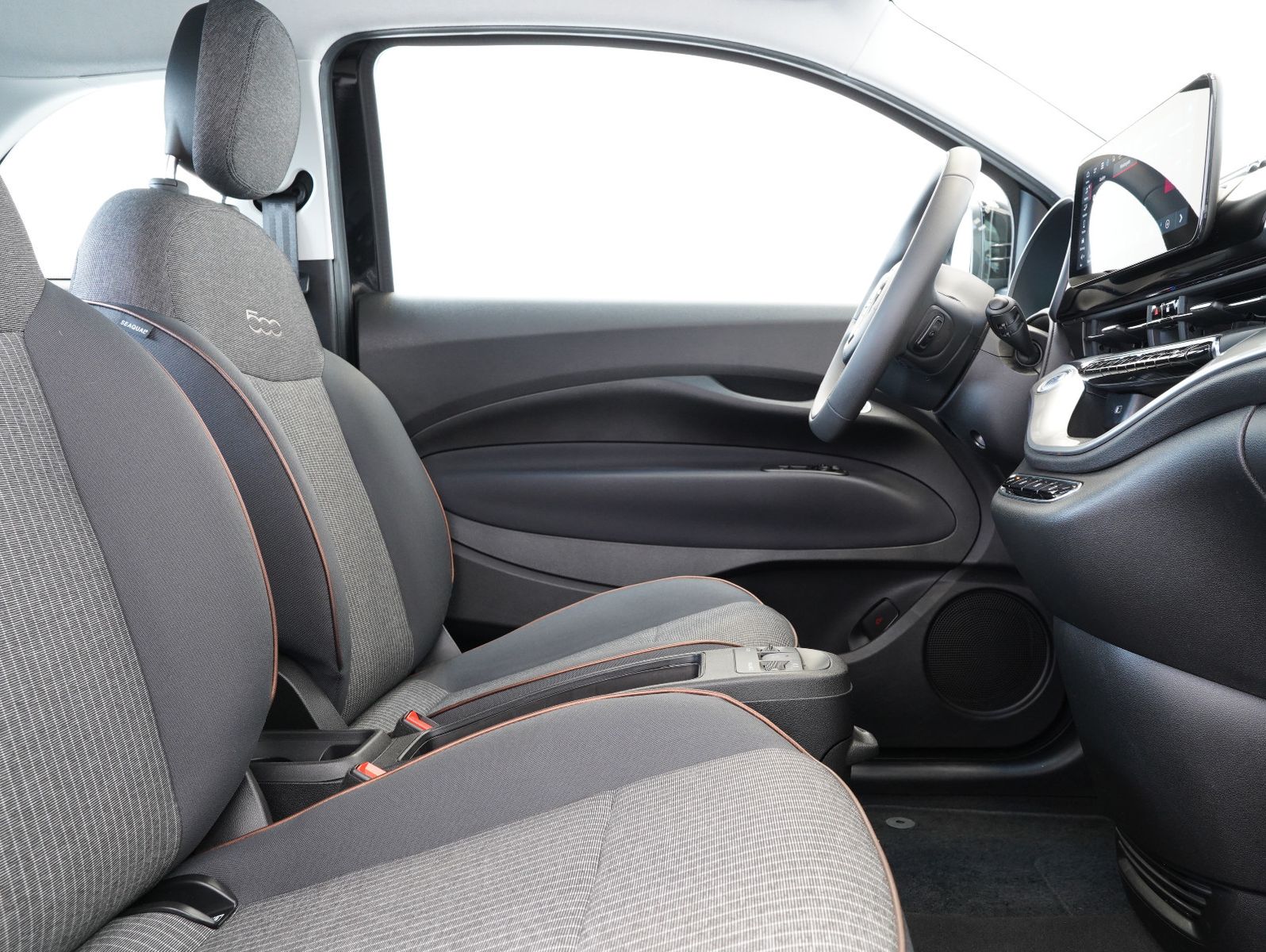 Fahrzeugabbildung Fiat 500e Icon 87KW/42kWh/DC-LADEN/CARPLAY/DAB/SOH