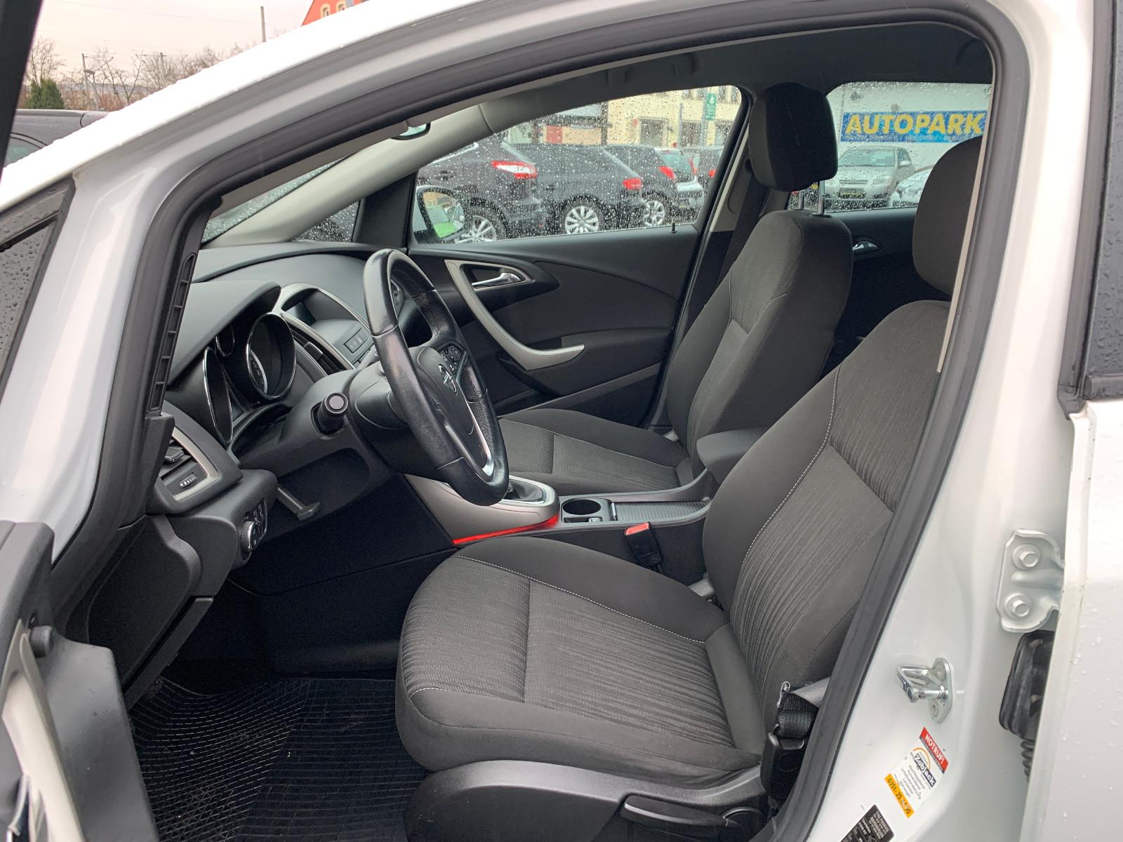 Opel Astra 2011 — photo 10