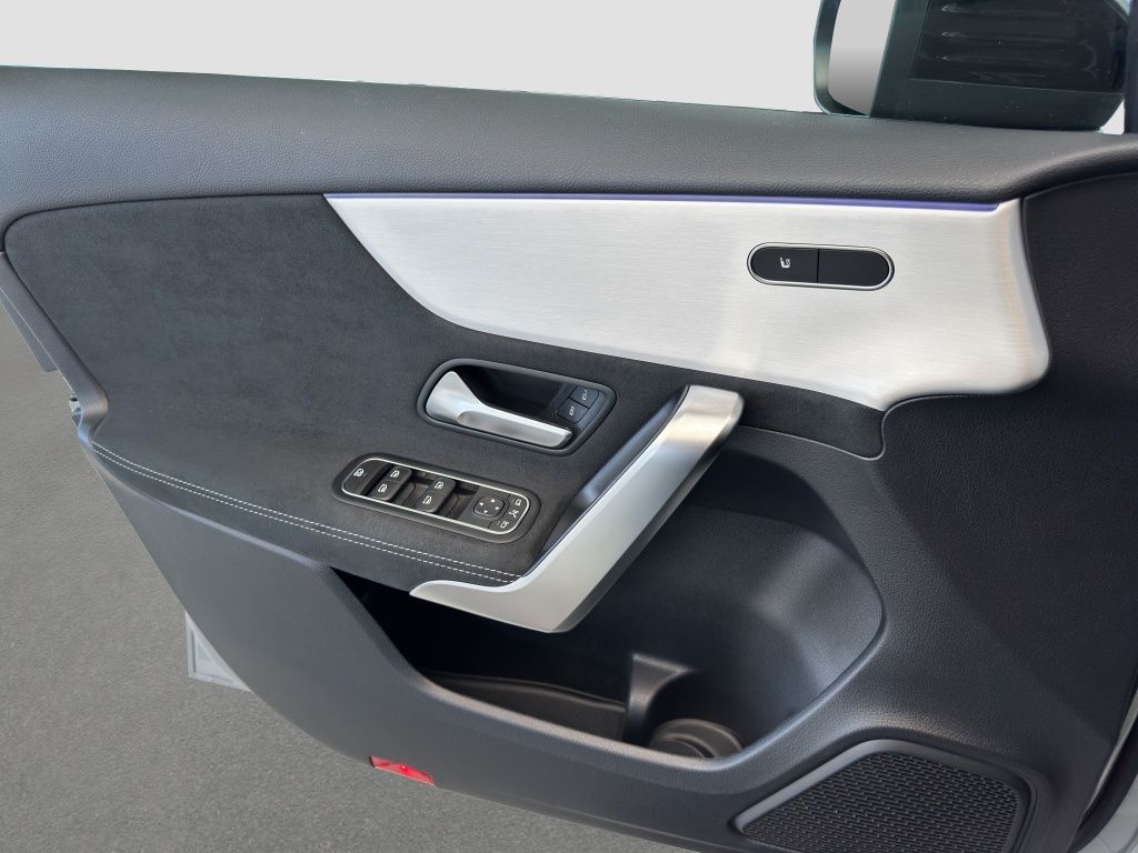 Fahrzeugabbildung Mercedes-Benz A 200 Kompaktlimousine AMG*NIGHT*SpH*AHK*LED*PDC