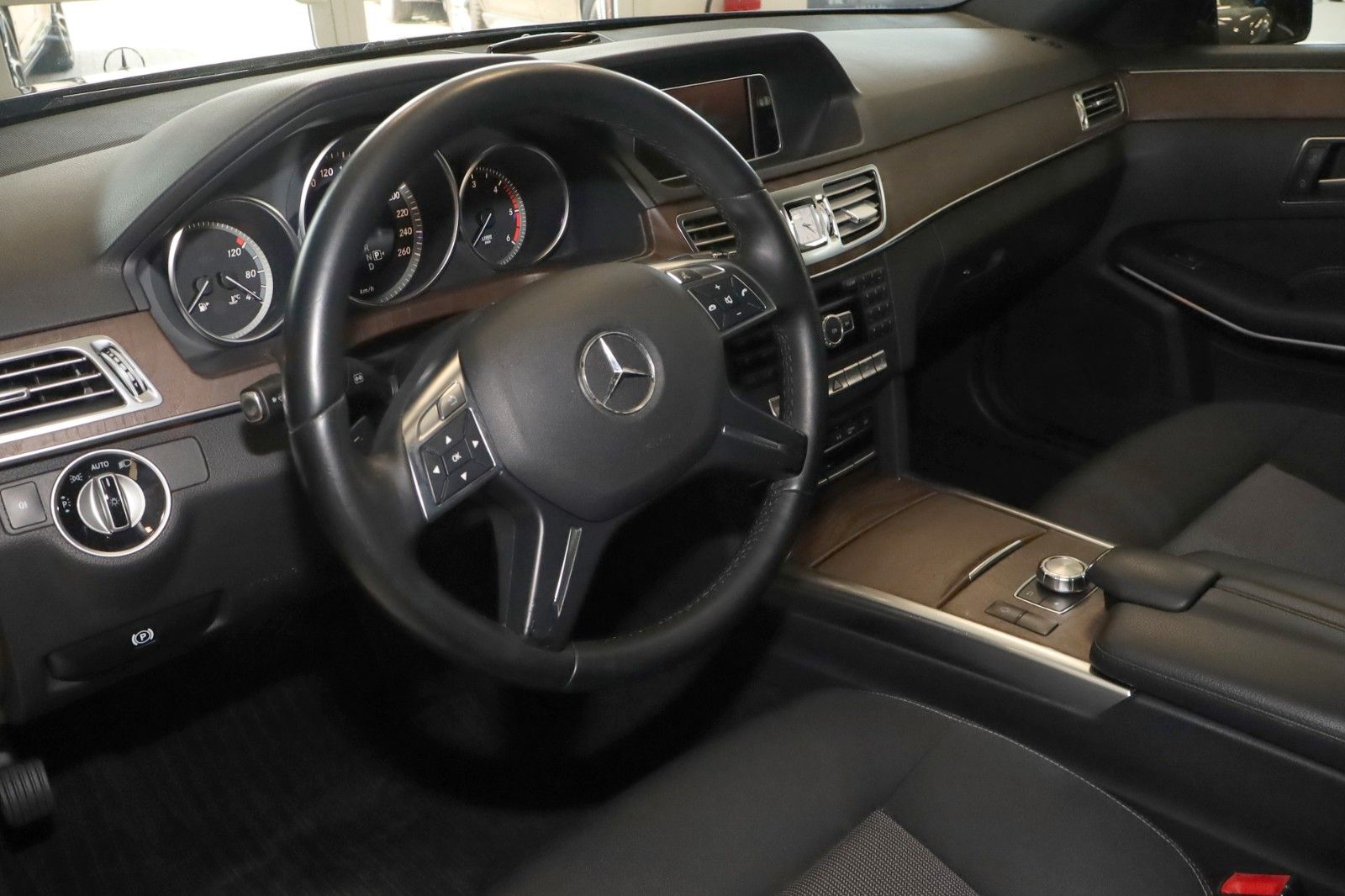 Fahrzeugabbildung Mercedes-Benz E 220 T CDI Elegance BlueEff. AHK, NAVI, 17Zoll