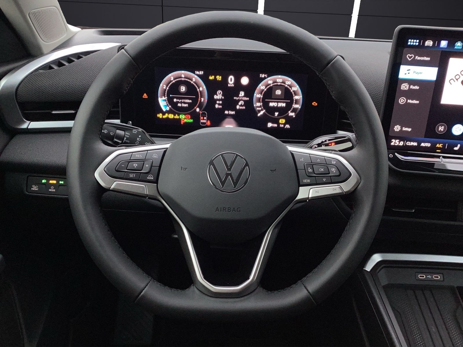 Fahrzeugabbildung Volkswagen T-Roc Life eTSI DSG LED+ ACC SH RearView Ambient