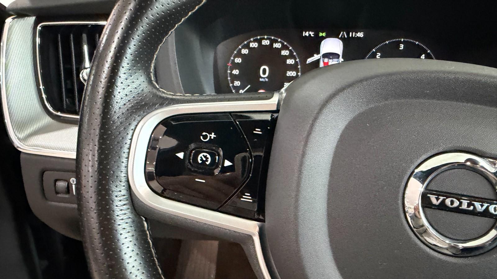 Volvo XC60 D5 AWD R Design Panorama*AHK