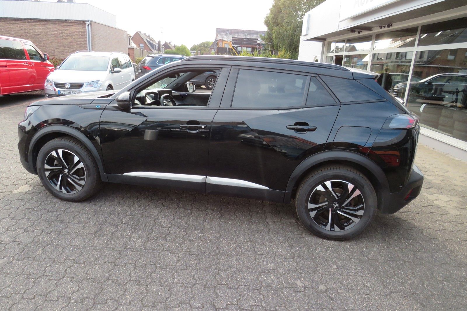 Fahrzeugabbildung Peugeot 2008 e- GT PDC KAMERA NAVI SITZH.