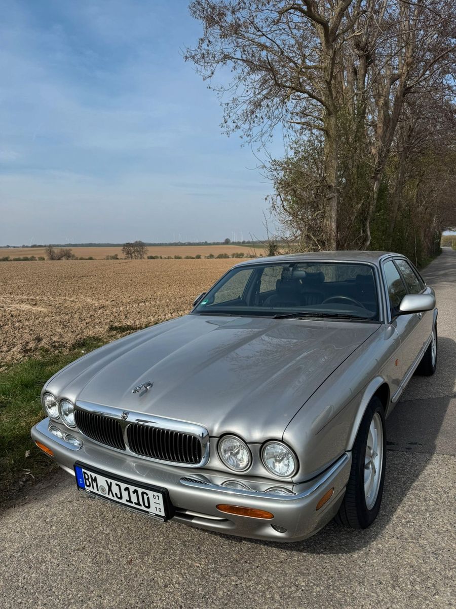 Fahrzeugabbildung Jaguar XJ8 3.2 Executive
