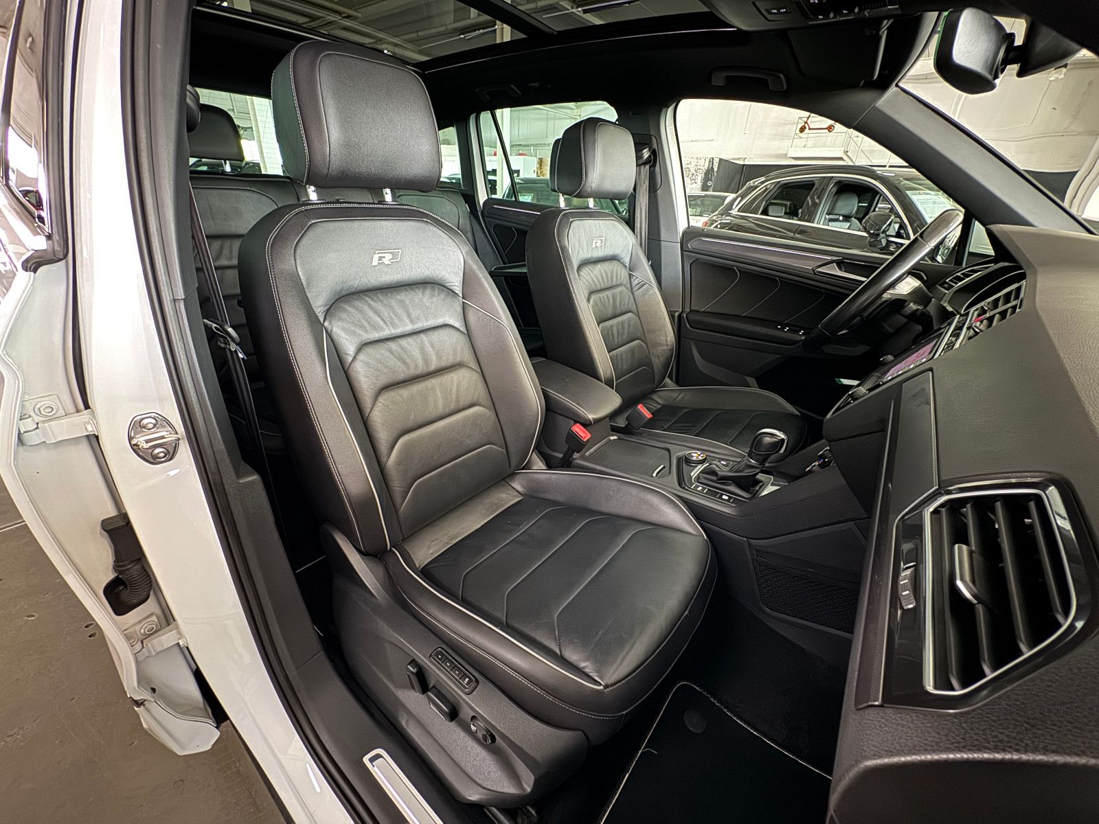 Fahrzeugabbildung Volkswagen Tiguan DSG 4MO 3X R-LINE PANO MEMORY BLACK STYLE