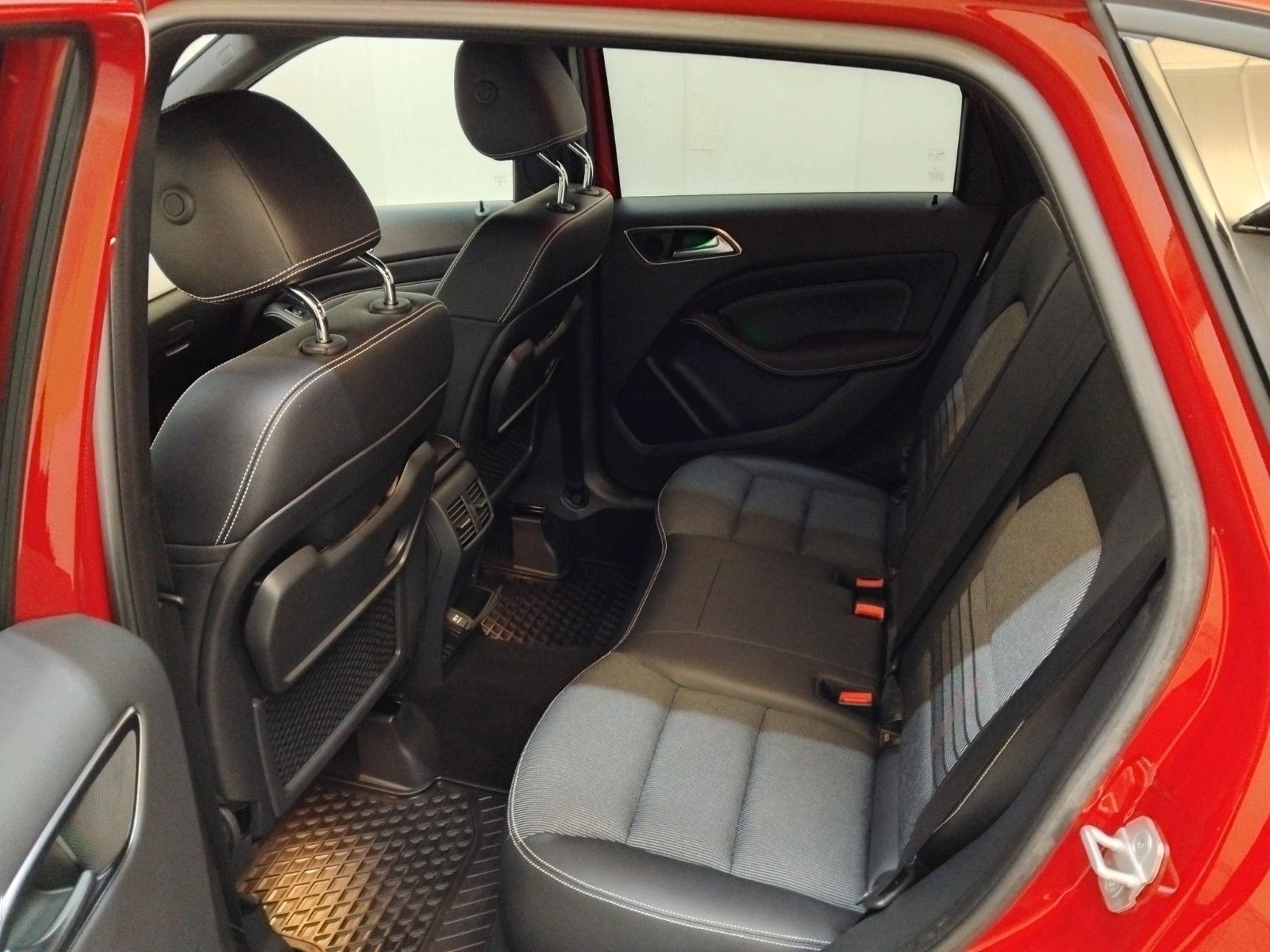 Mercedes-Benz B 180 (06/2026, Benzin)