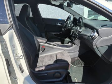 Fahrzeugabbildung Mercedes-Benz CLA 200 Shooting Brake AMG Navi PDC SHZ LED uvm