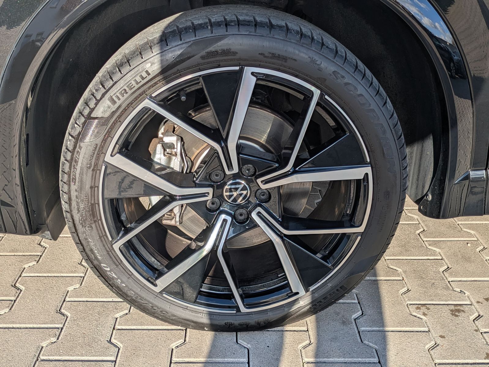 Fahrzeugabbildung Volkswagen Tiguan 2.0 TDI 4M R-Line PANO*H&K*AHK*MATRIX*20"