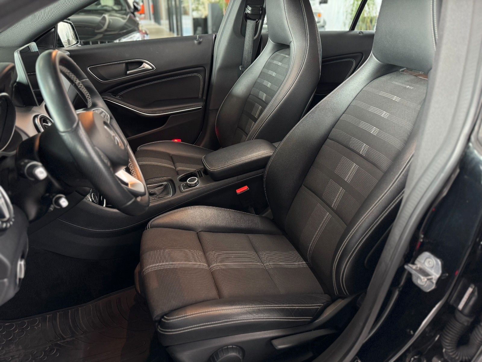 Fahrzeugabbildung Mercedes-Benz CLA 180 Shooting Brake Urban "LED + Business-P."