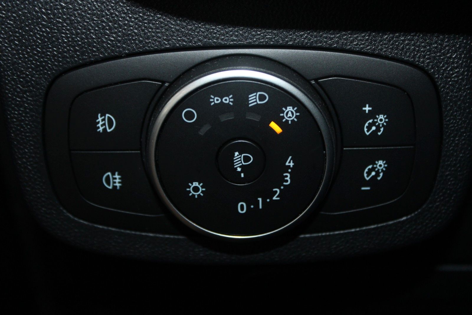 Fahrzeugabbildung Ford Fiesta Titanium 5-T LED RFK PANODACH ACC WinterP