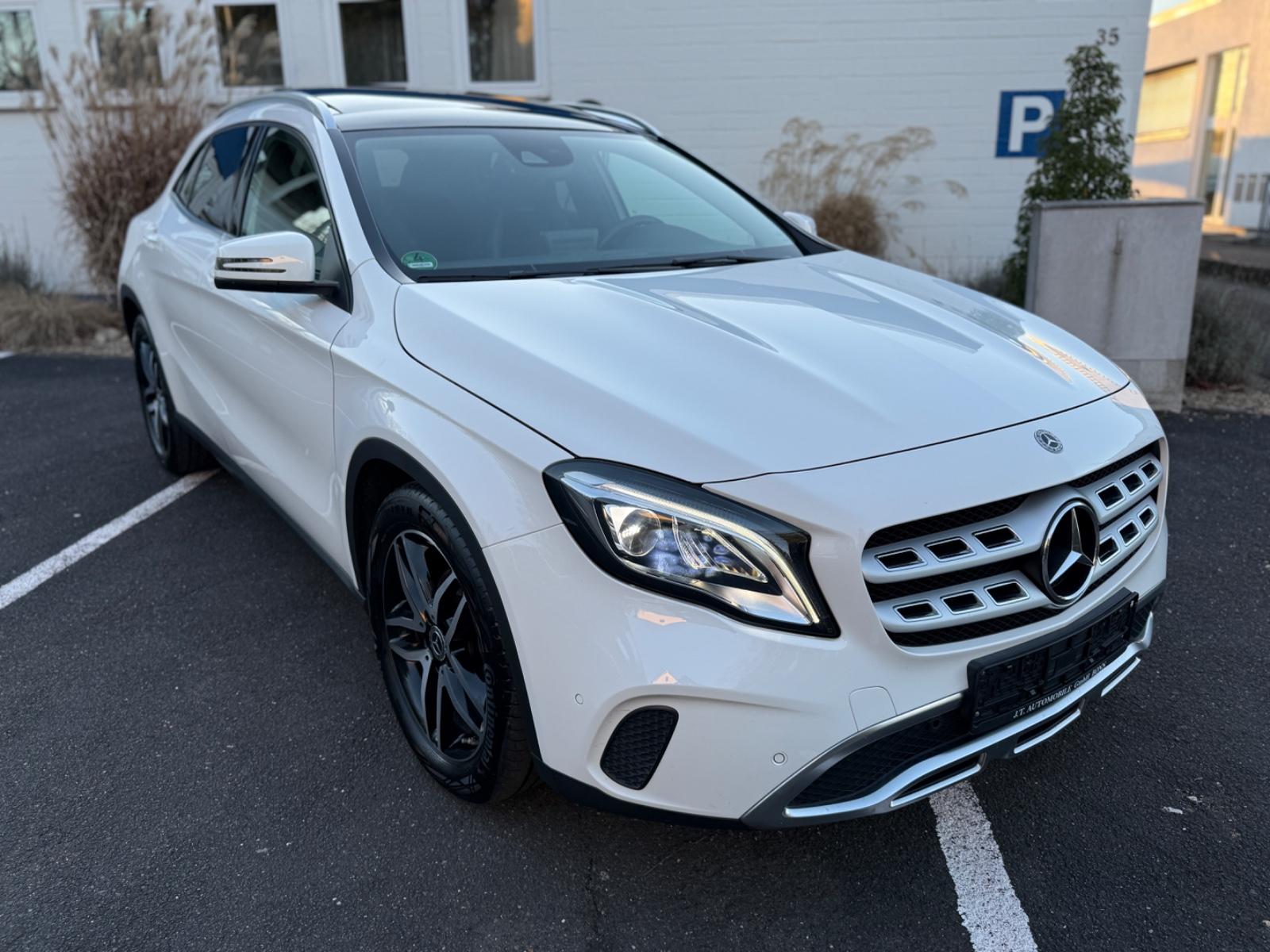 Mercedes-Benz GLA 180,Panoramdach,Teil Leder,74800KM,LED