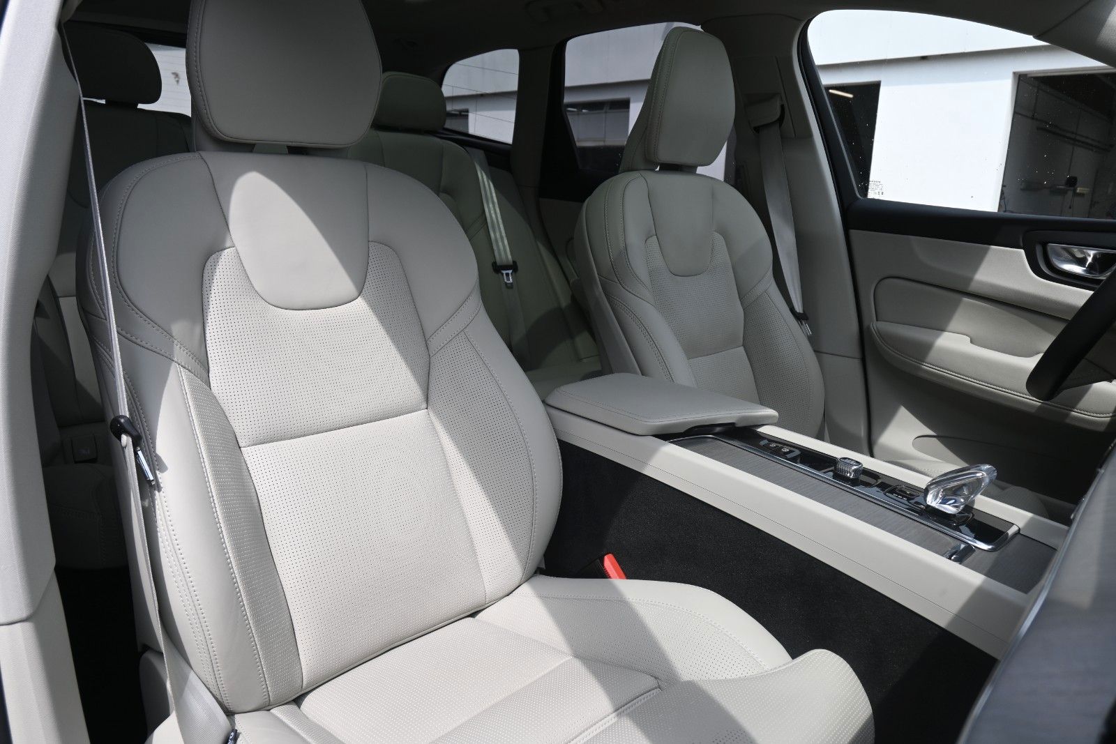 Fahrzeugabbildung Volvo XC60 B5D AWD Ultimate Dark*LED*PANO*STHZ*H&K*360